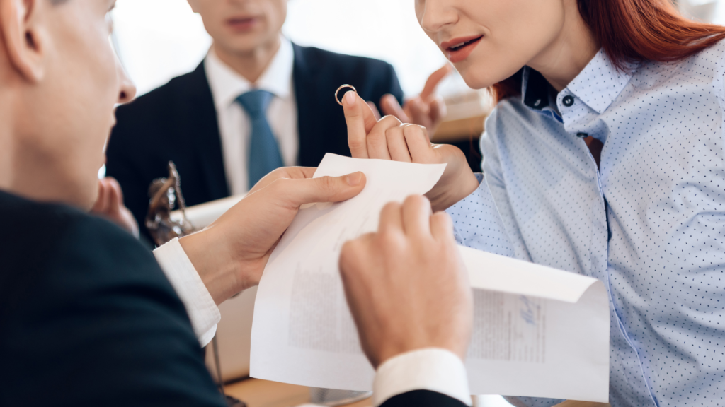 um casal no momento do divorcio lidando com contratos e divisão de bens